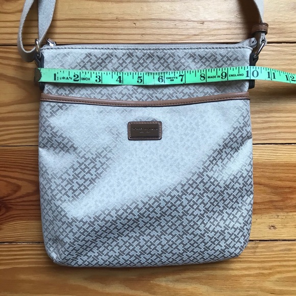Tommy Hilfiger Beige Crossbody Purse, EUC, 10x11 - Picture 5 of 14